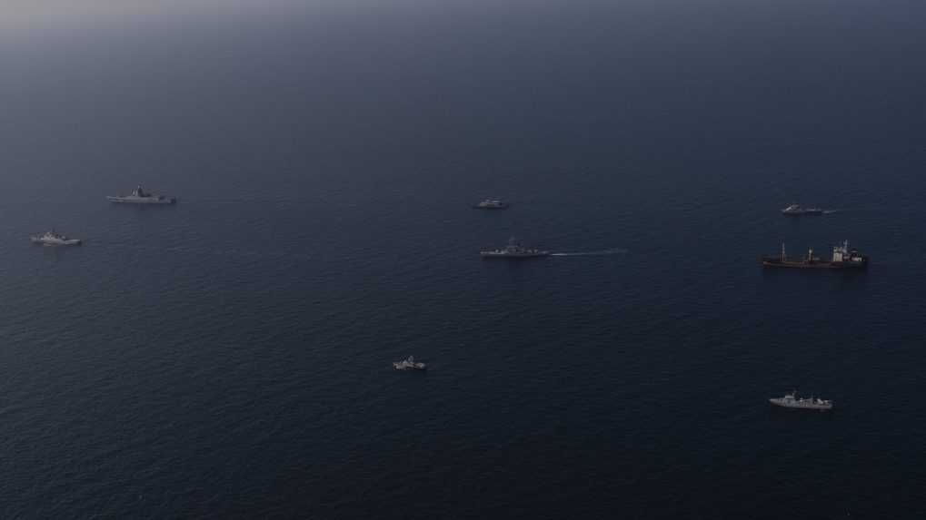 na snímke lode v oceáne