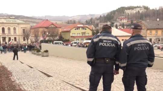 Na snímke dvaja mestskí policajti odfotení zozadu v uniformách.