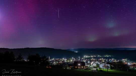 Polárna žiara nad obcou Olcnava.