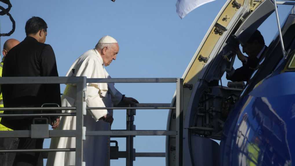Pápež František nastupuje na svoj let z Ríma do Budapešti.