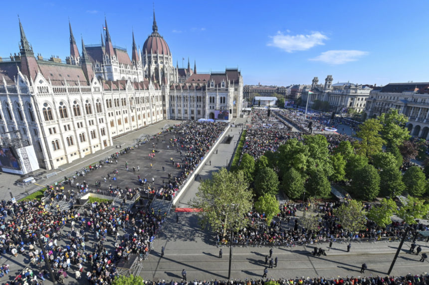 Desaťtisíce veriacich sa zišli na námestí Lajosa Kossutha