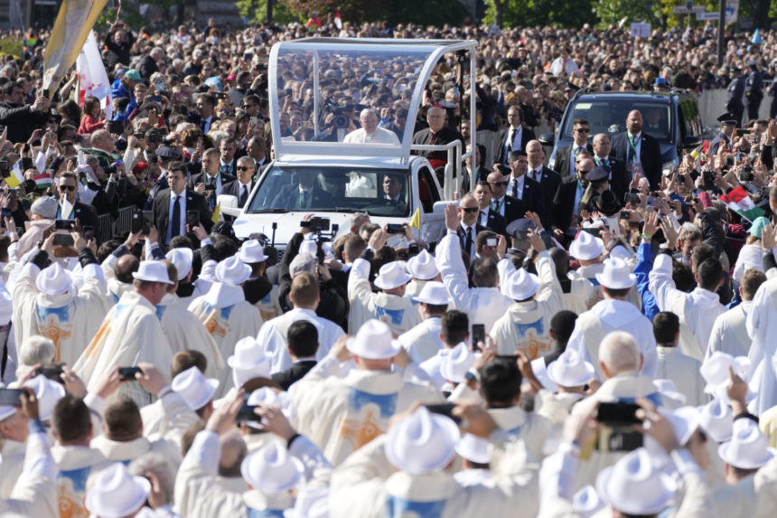 Pápež František prichádza v papamobile.