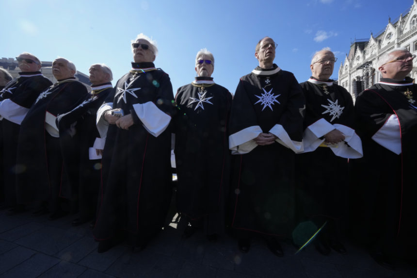 Na svätú omšu celebrovanú pápežom Františkom prišli aj kňazi.