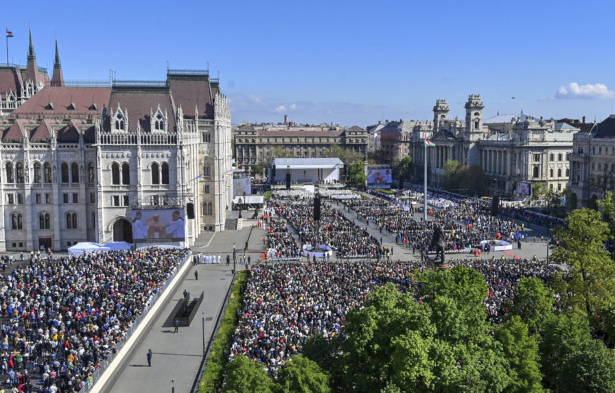 Veriaci sa zhromaždili na námestí Lajosa Kossutha v Budapešti.
