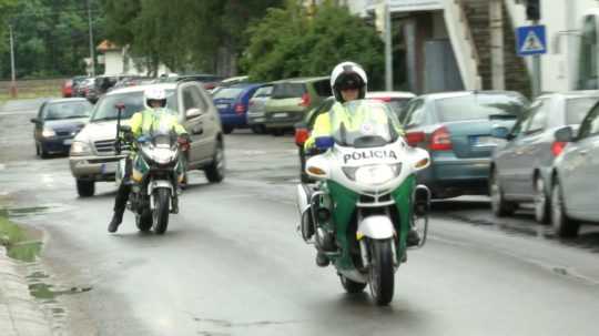 na snímke policajti na motorkách,