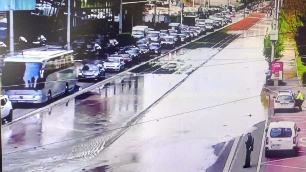Polícia SR vodičov vyzýva, aby sa vyhli úseku v smere od Nového mosta do Karlovej Vsi.