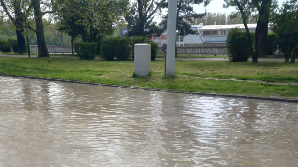 Voda zaplavuje Žižkovu ulicu a steká až na Nábrežie armádneho generála Ludvíka Svobodu.