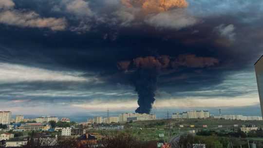 Oblak dymu z požiaru palivového zásobníku v Sevatopole.