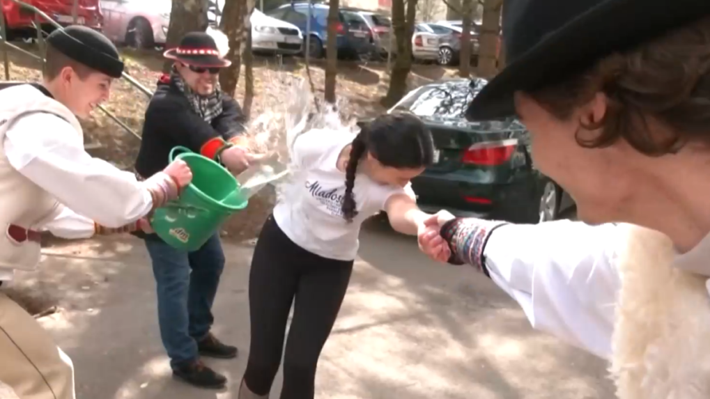 Bez vody ani šibačky sa nezaobišli ani folkloristky na strednom Slovensku