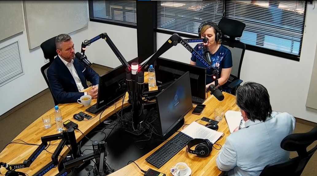 Hosťami diskusnej relácie Sobotné dialógy boli 22. apríla poverený minister životného prostredia Ján Budaj a predseda strany Hlas-SD Peter Pellegrini.