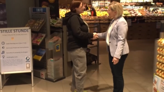 Hodina ticha v nemeckom supermarkete.