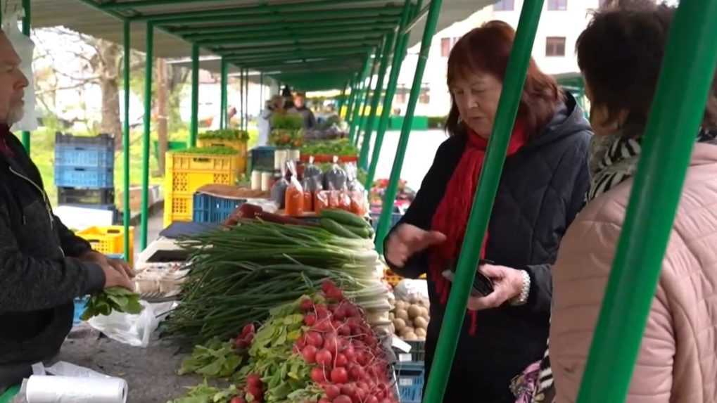 Tržnice v mestách pomaly ožívajú. Túto sezónu si však za služby predajcov Slováci priplatia