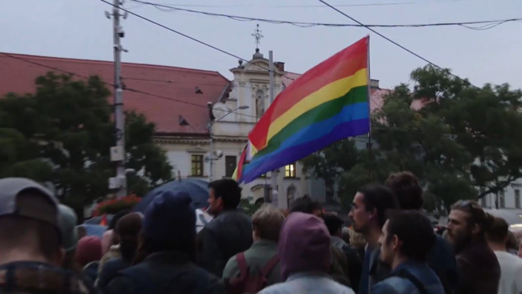 Návrh, ktorý by mohol uľahčiť život aj LGBT+ párom, poslanci posunuli do druhého čítania