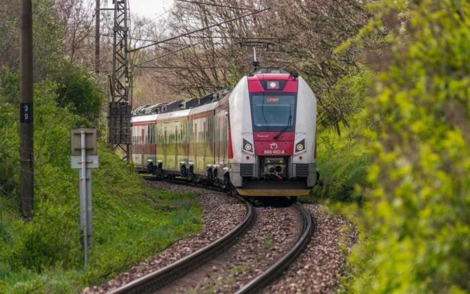 Vlakovú dopravu v Seredi zastavili. Hrozí zrútenie mosta nad železničnou traťou