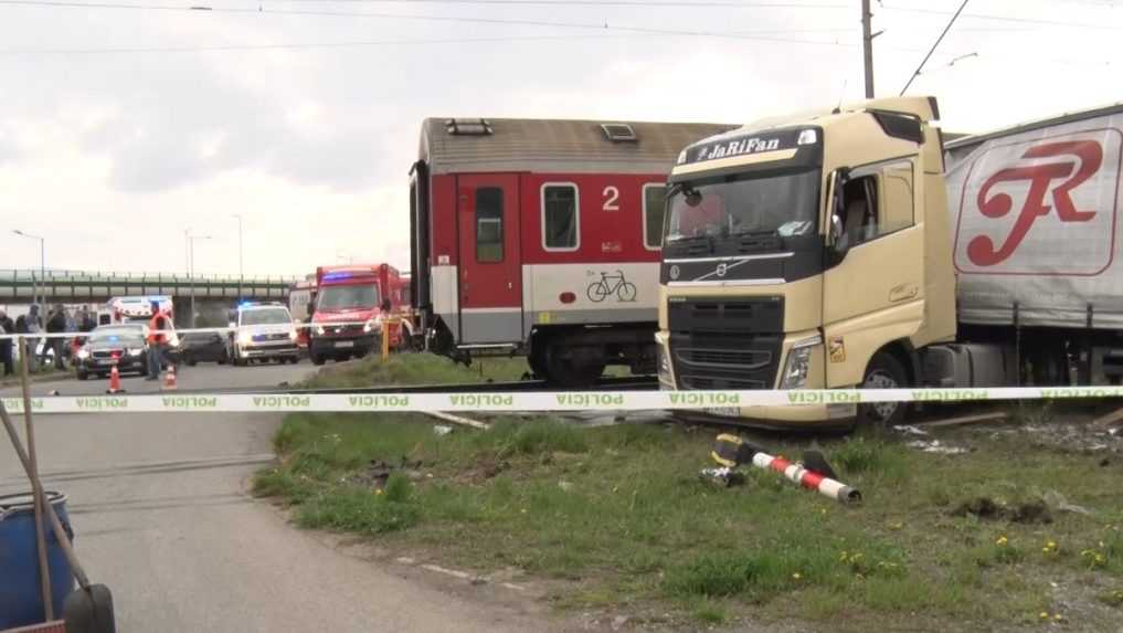 Zrážka vlaku s kamiónom pri Prešove.