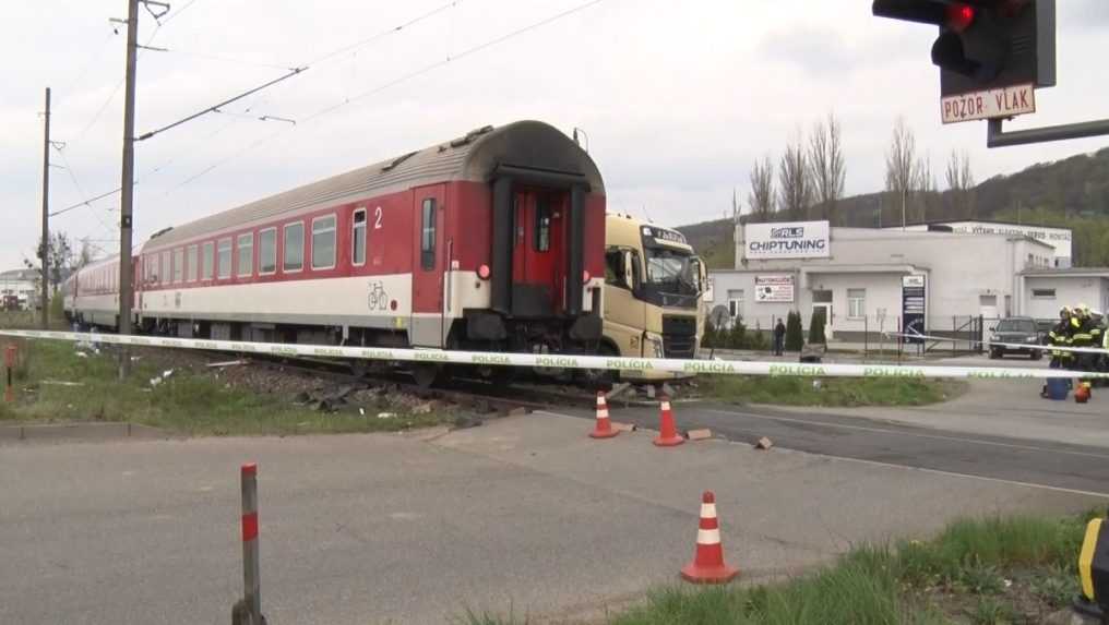 Vlak vrazil kamióna na železničnom priecestí.