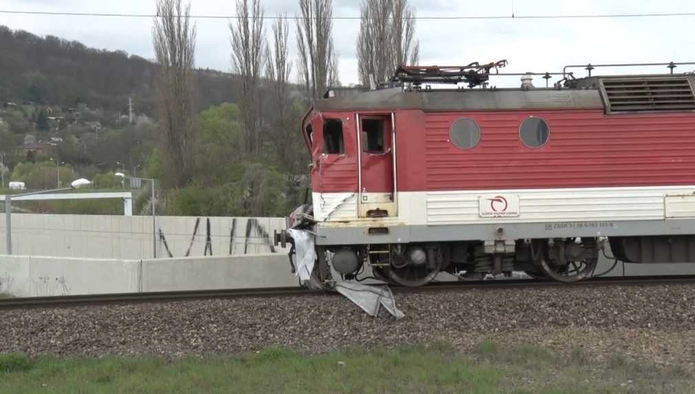 Zničená lokomotíva po zrážke s kamiónom.