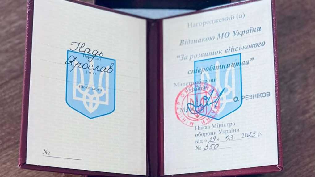 Vyznamenanie, ktoré na Ukrajine dostal poverený minister obrany Jaroslav Naď.