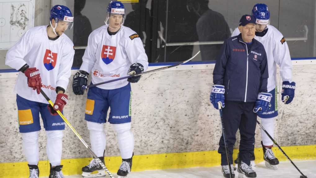 Na snímke zľava Martin Gernát, Michal Ivan, tréner Craig Ramsay a Michal Beňo. 