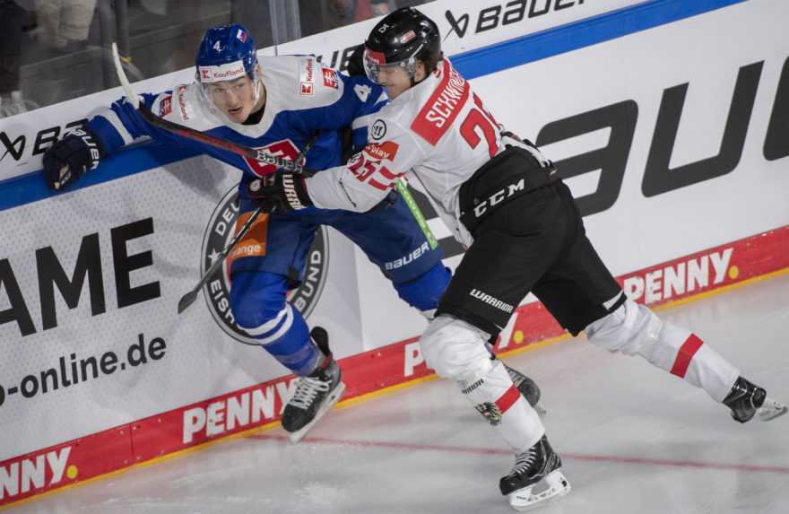 Na snímke vľavo Dávid Mudrák v zápase Rakúsko - Slovensko na Nemeckom pohári. 