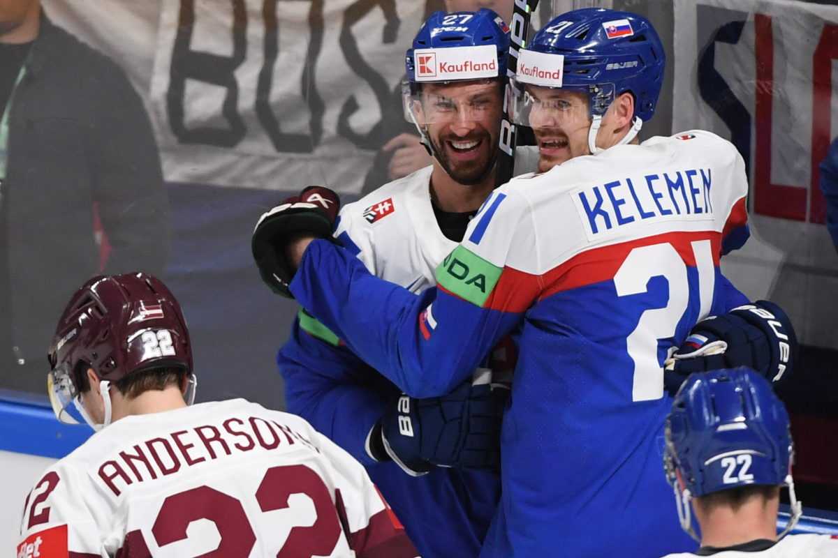 KapitÃƒÂ¡n Marek HrivÃƒÂ­k (Slovensko) sa teÃ…Â¡ÃƒÂ­ zo svojho gÃƒÂ³lu na 2:1 so spoluhrÃƒÂ¡Ã„Âom MiloÃ…Â¡om Kelemenom.