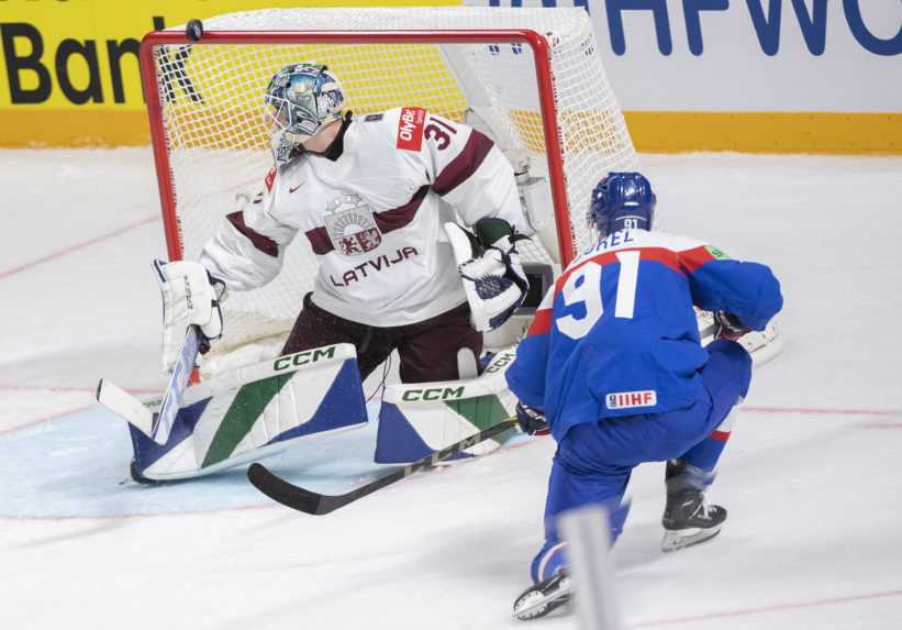 Matúš Sukeľ pred lotyšským brankárom.