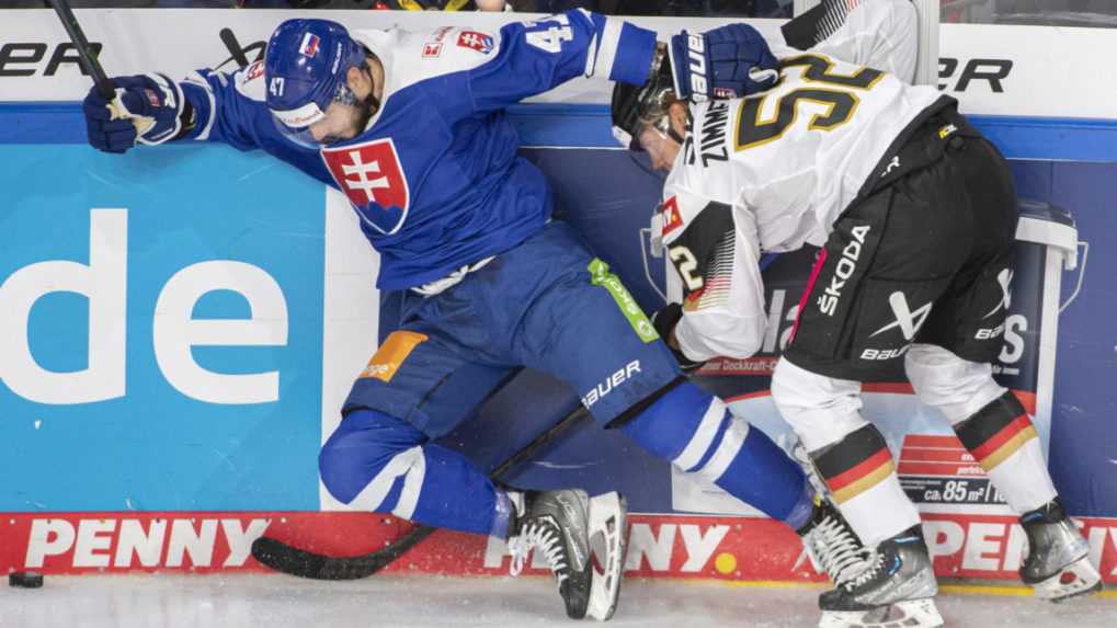 Na snímke vľavo Mário Lunter v dueli Slovensko - Nemecko na hokejovom turnaji o Nemecký pohár 2022.