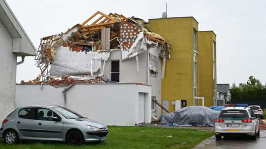 Na snímke bytovka, v ktorej došlo v sobotu večer k výbuchu plynu v obci Biely Kostol, okres Trnava v nedeľu 14. mája 2023.