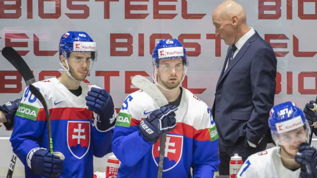 Na snímke slovenská striedačka. Zľava Miloš Roman, Alex Tamáši, hlavný tréner Craig Ramsay a Pavol Regenda.