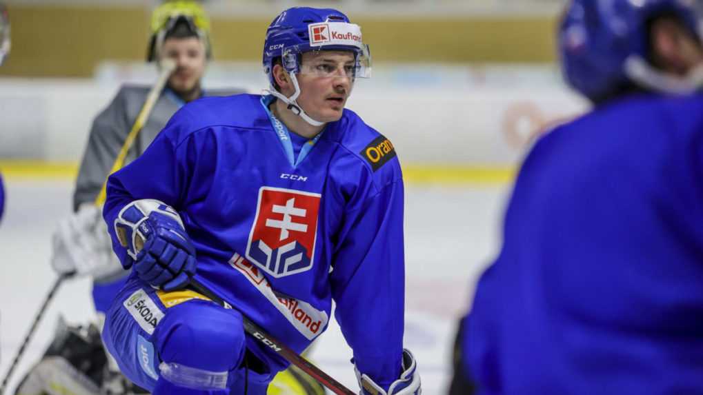 Na snímke Oliver Okuliar počas tréningu na prvom oficiálnom zraze slovenskej hokejovej reprezentácie.