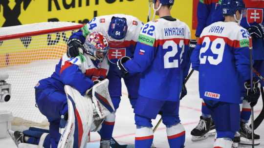 Slovenskí hokejisti po zápase s Kanadou