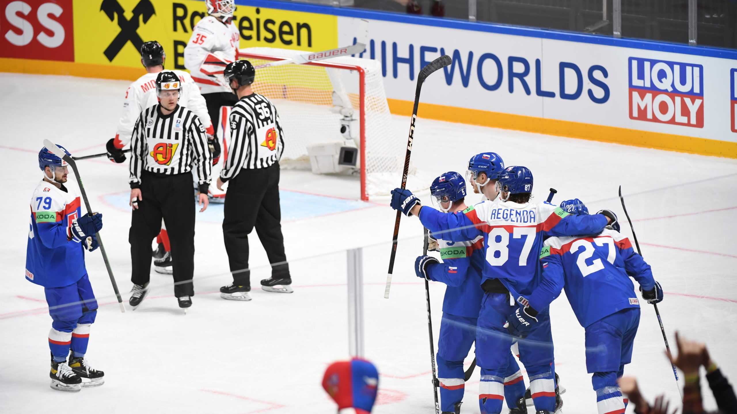 SlovenskÃƒÂ­ hokejisti oslavujÃƒÂº gÃƒÂ³l na 1:1