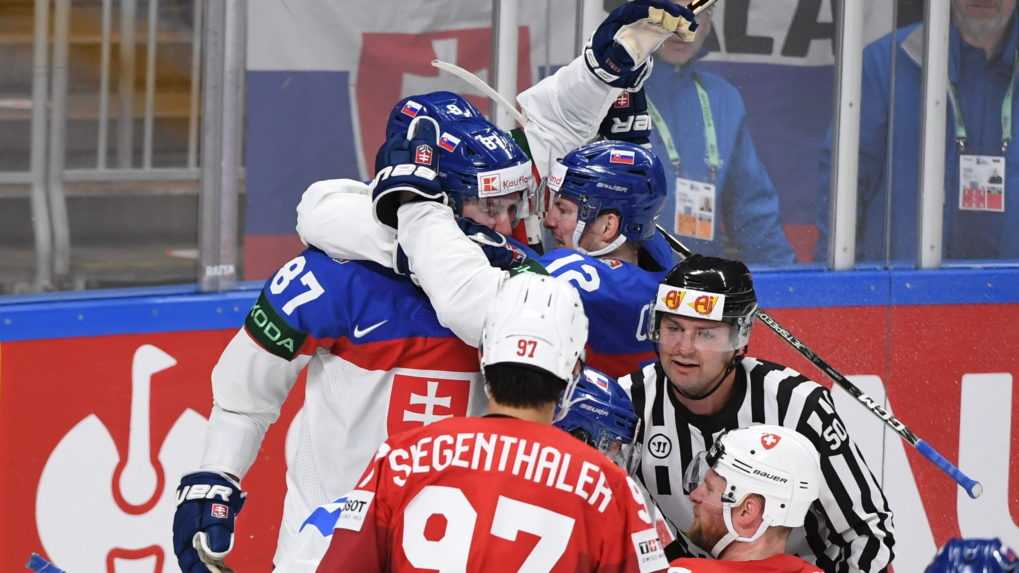Slovenskí hokejisti oslavujú vyrovnávajúci gól proti Švajčiarsku