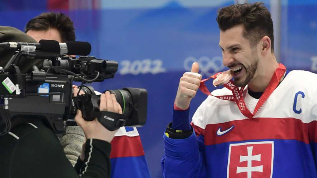Na snímke kapitán slovenských hokejistov Marek Hrivík pózuje s bronzovou medailou po zápase so Švédskom.