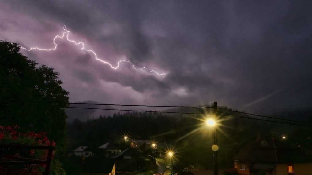 ÚVZ: Búšenie srdca až kolaps. Búrky nepriaznivo vplývajú na kardiovaskulárnych pacientov