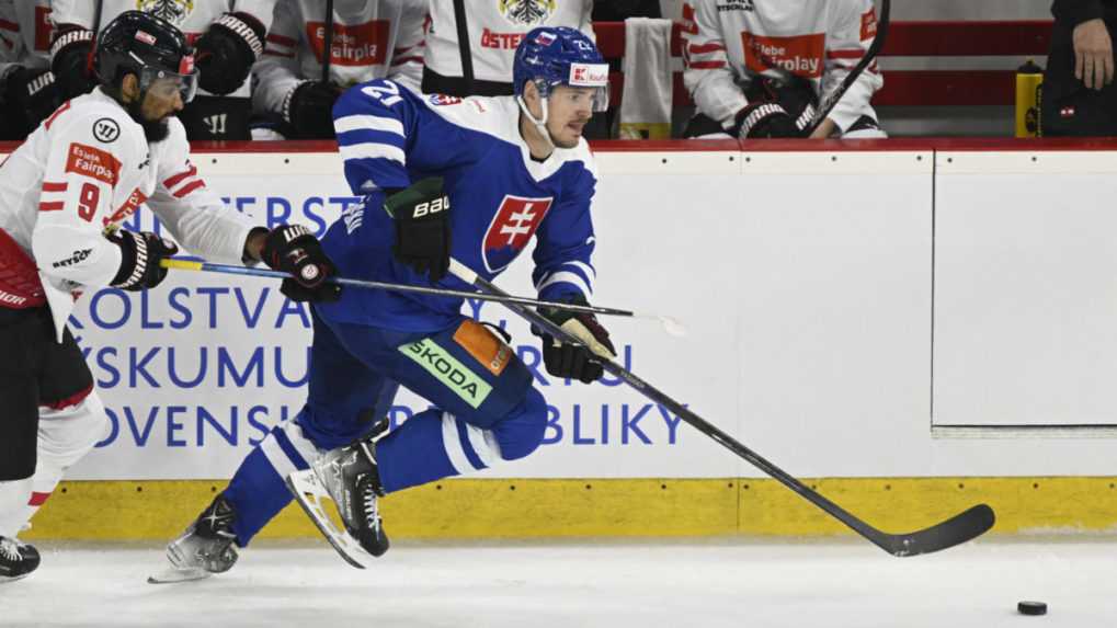 Miloš Kelemen bojuje o puk pri mantineli v prípravnom hokejovom zápase Slovensko - Rakúsko