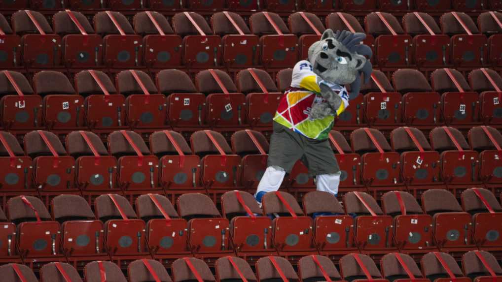 Na snímke maskot šampionátu Spiky tancuje na prázdnej tribúne v zápase základnej A-skupiny Bielorusko - Slovensko na 84. majstrovstvách sveta.