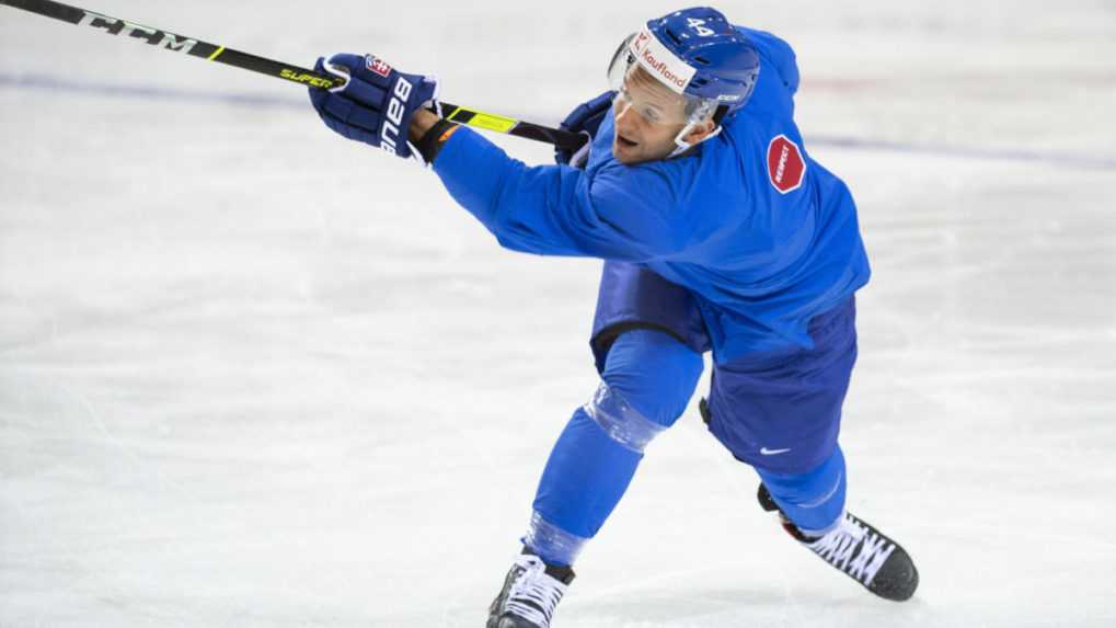 Na snímke Mislav Rosandič počas rozkorčuľovania slovenského tímu pred zápasom  Slovensko - Švédsko na MS 2021.