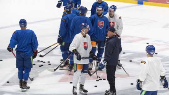 Slovenskí hokejoví reprezentanti na tréningu.