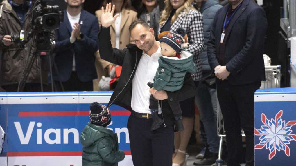 Bývalý kapitán slovenskej hokejovej reprezentácie Andrej Sekera máva divákom počas slávnostného ceremoniálu ukončenia kariéry. 