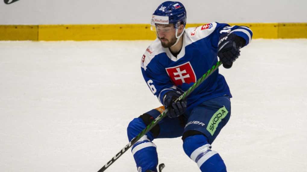 Na snímke slovenský hokejista Róbert Lantoši počas prípravného duelu Slovensko - Česko.