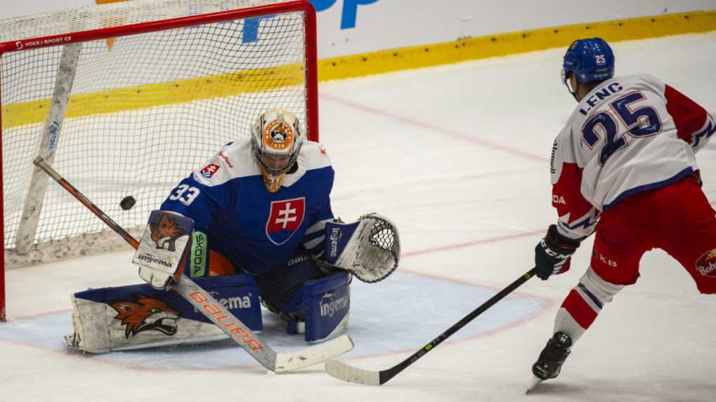 Na snímke z¾ava brankár Stanislav Škorvánek (Slovensko) a Radan Lenc (Èesko) v nájazde v prípravnom zápase pred MS 2023 v hokeji ÈR - Slovensko v Ostrave v piatok 21. apríla 2023.