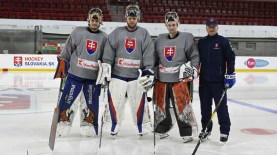 Trojica nominovaných brankárov slovenskej reprezentácie: Škorvánek, Hlavaj, Riečický a tréner brankárov Kosa