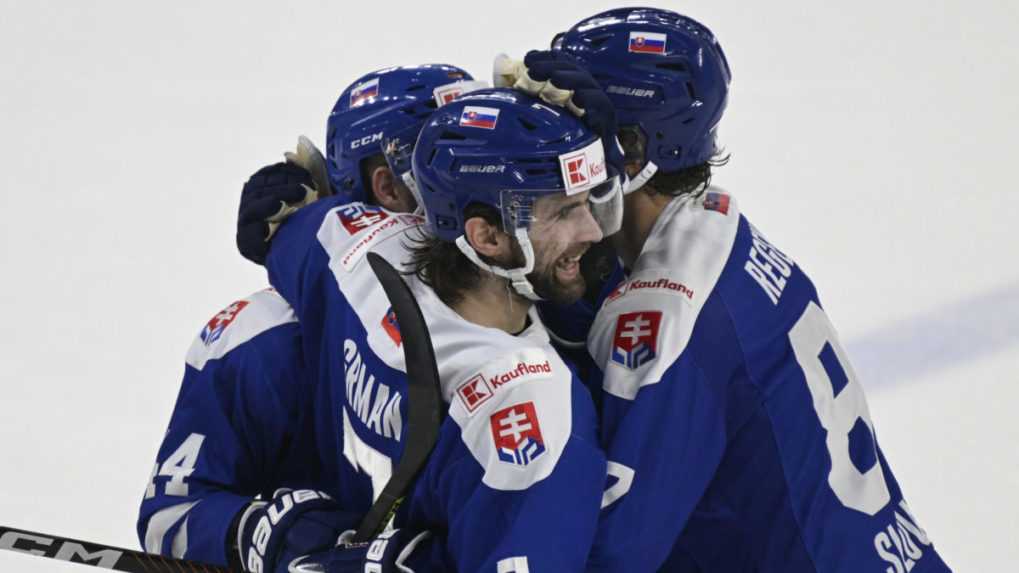 Na snímke uprostred Mário Grman oslavuje so spoluhráčmi svoj prvý reprezentačný gól.