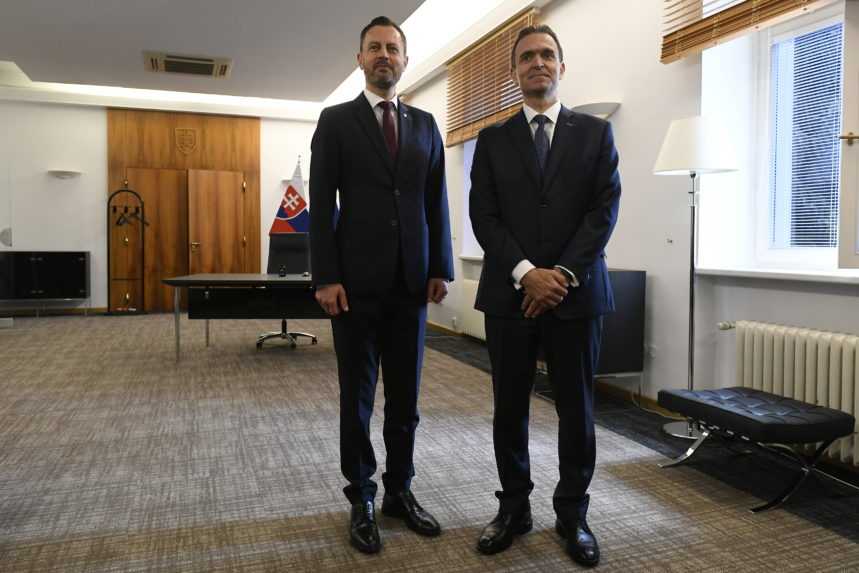 Na snímke vpravo nový predseda vlády SR Ľudovít Ódor pózuje na Úrade vlády SR, kde ho privítal jeho predchodca Eduard Heger (vľavo).