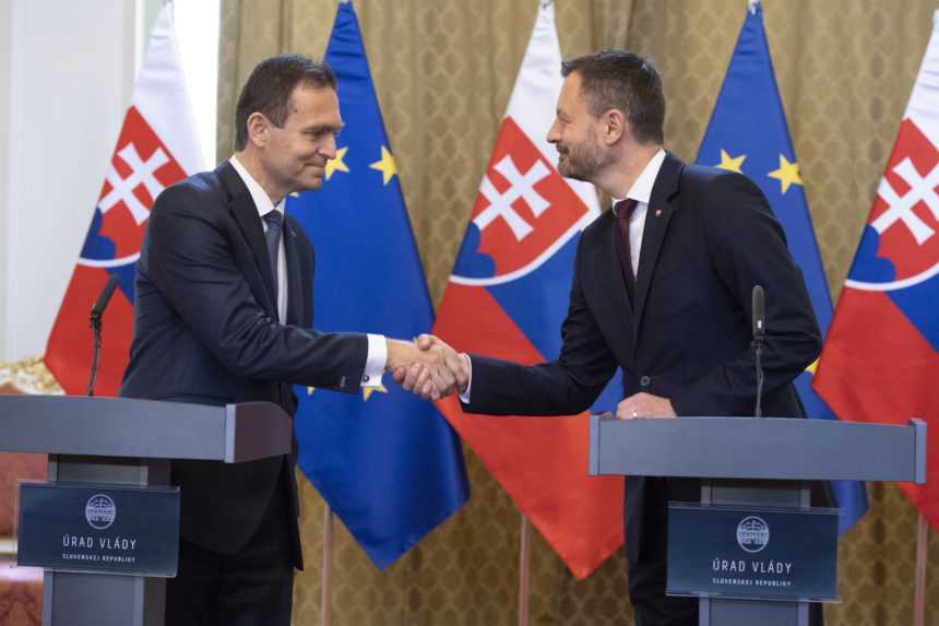 Na snímke vľavo nový predseda vlády SR Ľudovít Ódor a jeho predchodca Eduard Heger (vpravo).