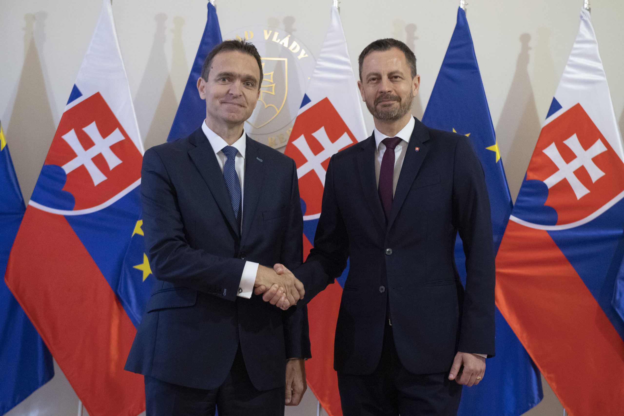 Na snÃƒÂ­mke pÃƒÂ³zuje Eduard Heger a novÃƒÂ½ premiÃƒÂ©r Ã„Â½udovÃƒÂ­t ÃƒÂ“dor.