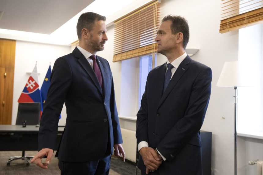 Predseda vlády SR Ľudovít Ódor stojí v pracovni premiéra na Úrade vlády SR, kde ho privítal jeho predchodca Eduard Heger.