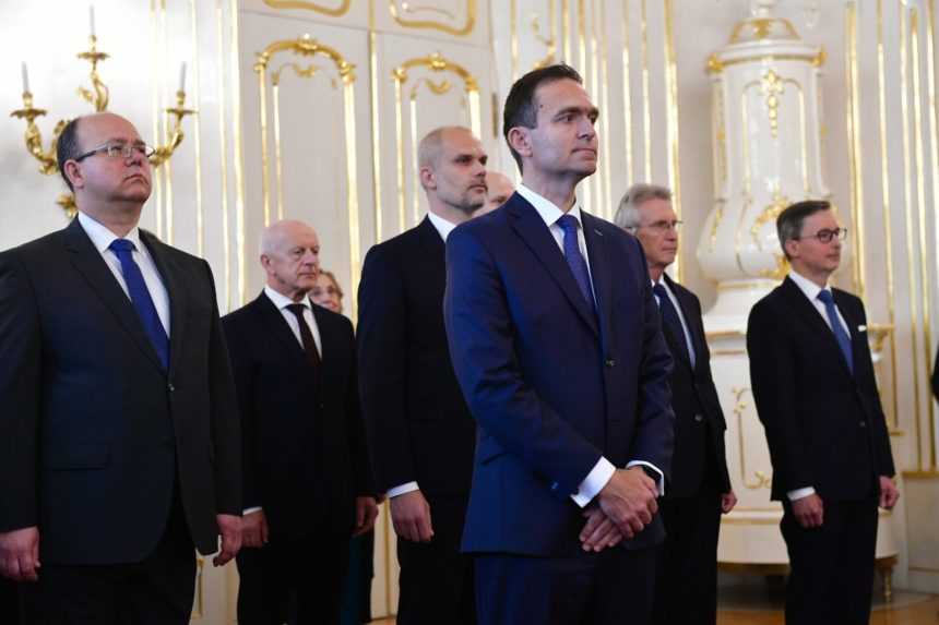 Na snímke uprostred v popredí predseda vlády odborníkov Ľudovít Ódor stojí pred prezidentkou SR Zuzanou Čaputovou.