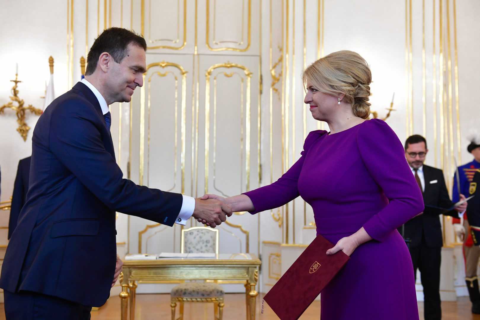 Na snÃƒÂ­mke prezidentka SR Zuzana Ã„ÂŒaputovÃƒÂ¡, ktorÃƒÂ¡ vymenovala Ã„Â½udovÃƒÂ­ta ÃƒÂ“dora za predsedu vlÃƒÂ¡dy odbornÃƒÂ­kov.